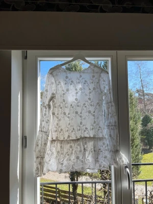 Vit blommig klänning med volang - En otroligt fin studentklänning. Det var mitt förstahandsval men var tyvärr för liten för mig🤍🤍