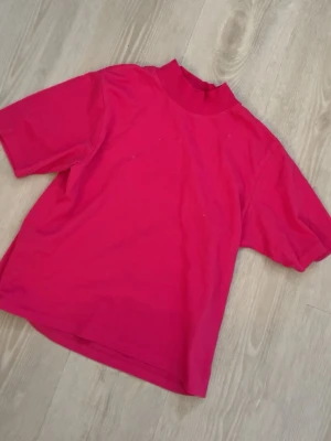 neon rosa T- shirt - Jätte snygg neon t-shirt perfekt till sommaren!!🩷 köpt på en secondhand butik. använd 1-2 pågrund av att jag inte hunnit använda den så det är bättre att sälja!🫱🏽‍🫲🏼