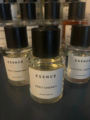ESSNCE Very Cherry Eau de Parfum - ESSNCE Very Cherry Eau de Parfum i en rund, genomskinlig glasflaska med svart plastkork. Doften har en fruktig och söt karaktär med tydliga körsbärstoner. Minimalistisk vit etikett med svart text ger en stilren look. Perfekt för dig som gillar bäriga och fräscha parfymer.