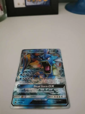 Gyarados GX Pokémonkort holografiskt - Säljer ett holografiskt Gyarados GX-kort från Pokémon TCG. Kortet har en färgstark design med blå och silver toner, och visar Gyarados i en dynamisk pose. Perfekt för samlare eller dig som vill uppgradera din lek med en kraftfull GX.