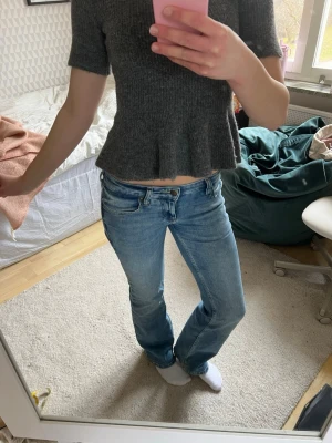 Ljusblå bootcut jeans från Lee - Säljer ett par ljusblå bootcut jeans från Lee med klassisk femficksmodell och låg midja. Favvo jeans men behöver pengar… Storlek: w26 L33 längd:82 midja: 38  köpte för 1100