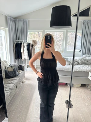 Svart topp med öppen rygg från Zara helt ny - Sååå fin topp!! Den är helt ny med lappen kvar! Storlek M men den är stretchig så passar flera storlekar! Nypris är 499kr så detta är ett kap!