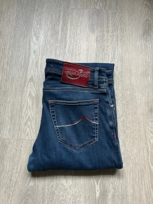 Jacob Cohen Ltd J622 - Jacob Cohën Ltd J622 ”Shade Of Prune” Storlek: W31 Färg: Marinblå Skick: 8.5/10, knappt synliga signs of use här och där, allt synns på bilderna! Nypris: +- 6000 Jag skickar inom 24 timmar!