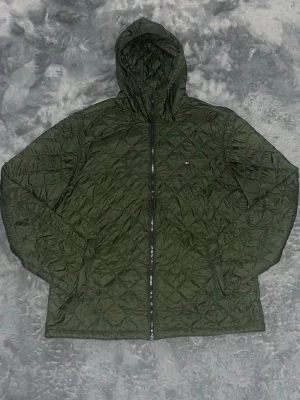 Tommy Hilfiger – Quilted Jacket (Olivgrön) - Snygg och fräsch vårjacka i nyskick. HELT NYTT SKICK, Oanvänd och nytvättad med tvättlappar kvar. • Storlek: XXL (funkar kanon som oversize för L/XL). • Skick: 10/10 – inga fläckar eller hål. Hela längden från axeln 74cm.  Arm längd 67,5cm
