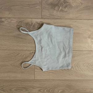 Ljusgrå ribbad magtröja  - Ljusblå ribbad magtröja från New Yorker i storlek XS. 