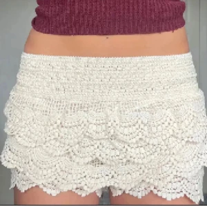 Vita virkade shorts med volang - Superfina vita/ beiga virkade shorts med flera lager volang och elastisk midja. Perfekta för sommaren och ger en bohemisk vibe. De är använda och har en liten slitning som går att laga (kom privat för bilder) därav priset.❤️