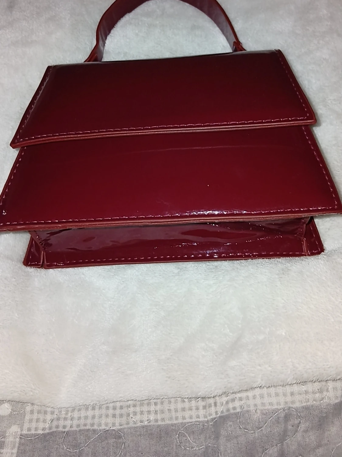 Röd lackad handväska med topphandtag - 1