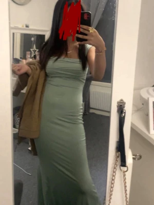 Ljusgrön lång klänning från Cider - Snygg ljusgrön lång klänning från Cider i storlek XS. Klänningen har smala axelband, figurnära passform och mjukt, stretchigt material som ger en elegant siluett. Perfekt för dig som gillar stilrena och trendiga plagg. Och som söker en balklänning! PRIS KAN DISKUTERAS 