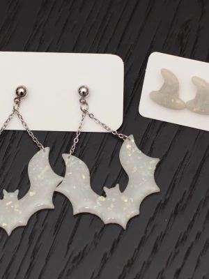 Handgjorda örhängen i polymerlera och stift i rostfritt stål halloween fladdermus bat glitter  - Handgjorda örhängen i polymerlera och stift i rostfritt stål.  Självklart nya och oanvända. Storlek: Fladdermöss 4x6cm. Häxhattarna (stiftörhängen) 1,5x1,5cm. De är lite mer vita än på bilderna.  Färgerna kan variera beroende på skärminställningar.