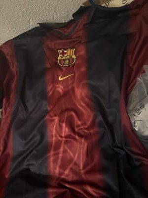 fotbolls t-shirt oanvänd storlek M - storlek M skriv på ☺️