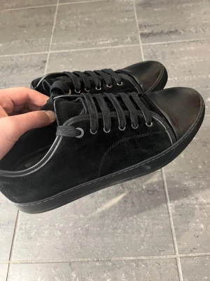 Svarta lanvin skor  - Mycket fint skick, inga defekter! Uk 9 motsvarar storlek 43/44. Självklart äkta. Endast skorna medföljer. Snabb affär=bättre pris!