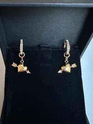 Arrow heart örhängen - Örhängena är aldrig använda och 100 % rost- och nickelfria. Hör gärna av dig om du har några frågor ☺️