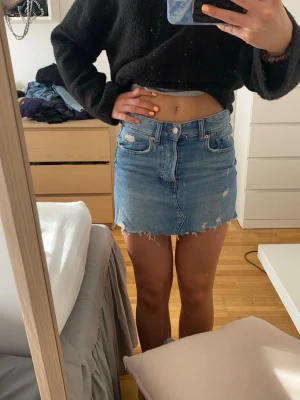 Jeanskjol - Säljer denna Jeanskjol ifrån hm, i storlek 36💕