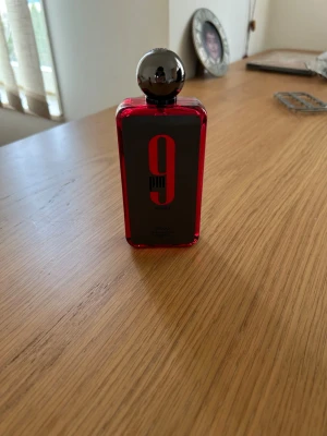 9PM rebel parfym från Afnan - Säljer en 9PM rebel parfym från Afnan. Knappt använd. En perfekt parfym för alla väder och årstider. För er som älskar lukten av creed aventus så är den här väldigt lik med en liten twist och för 1/10 priset av creed aventus. Tyvärr ingen låda men för väldigt bra pris.