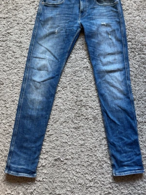 Replay jeans  - Blåa Replay anbass med slitningar från fabrik köpta för 2200 endast en liten defekt är ett hål i höger bakficka se på andra bilden priset kan gå ner i snabb affär storlek 30:32