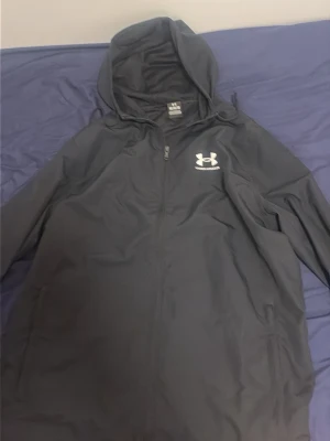 Under armour kofta svart  - Riktigt snygg under armour kofta knappt använd helt ny nästan köptes för 720 och ni får den för 420 rimligt tycker jag och snabbt och smidigt pris kan alltid diskuteras.