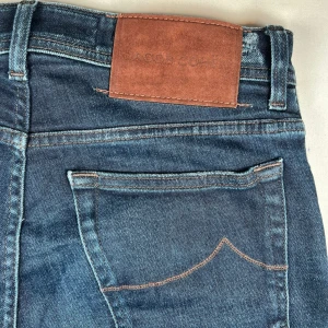 Jacob Cohen blå jeans - Ett par svinsnygga Jacob Cohen blå jeans i mycket bra skick (9/10). Storlek 31. Nypris 5500kr, (nedlagda kan skicka bild vid intresse.)