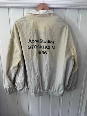 Acne studios vindjacka  - Snygg gulaktig/vit Acne Studios Vindjacka  | Kanon skick och kvitto finns | Modellen på bilden är 182 och väger 70 kg | P101