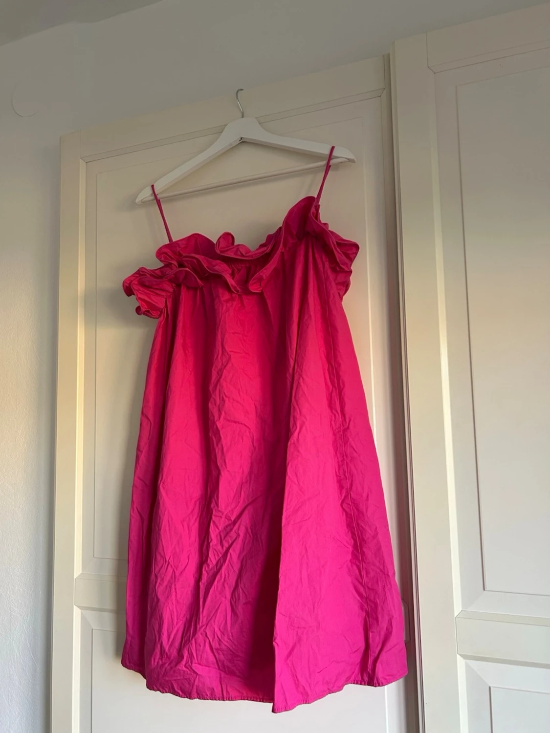 Rosa volangklänning med smala band