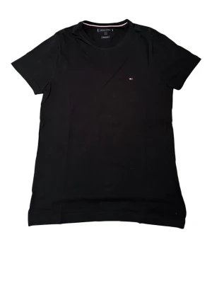 Tommy hilfiger T-shirt svart storlek small - En svart Tommy hilfiger T-shirt i storlek small i bra skick 