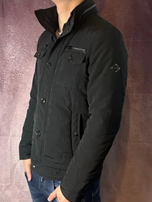 J.lindeberg field jacket bailey - Mycket fint skick | Size S (modellen är 188 cm 75 kg) | fraktar spårbart inom 24 timmar | för att köpa klicka ”köp nu” | vid frågor eller funderingar skriv ett meddelande | följare får bättre rabatter🙌