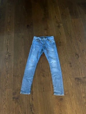 Jack and Jones - Waist: 31| Length: 34| Mått-Längd: 103cm-Midja: 38cm-Benöppning: 16cm. Hör av er vid minsa funderingar👍🌟