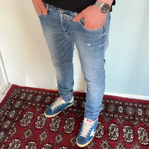 Replay jeans  - Replay hamwell Jeans med slitningar | skick 9/10 | Storlek 32/32 | Modellen är ca 178cm lång | Hör av dig vid eventuella funderingar!!