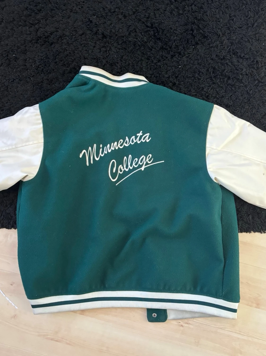 Grön och vit collegejacka från H&M med detaljer   - 2