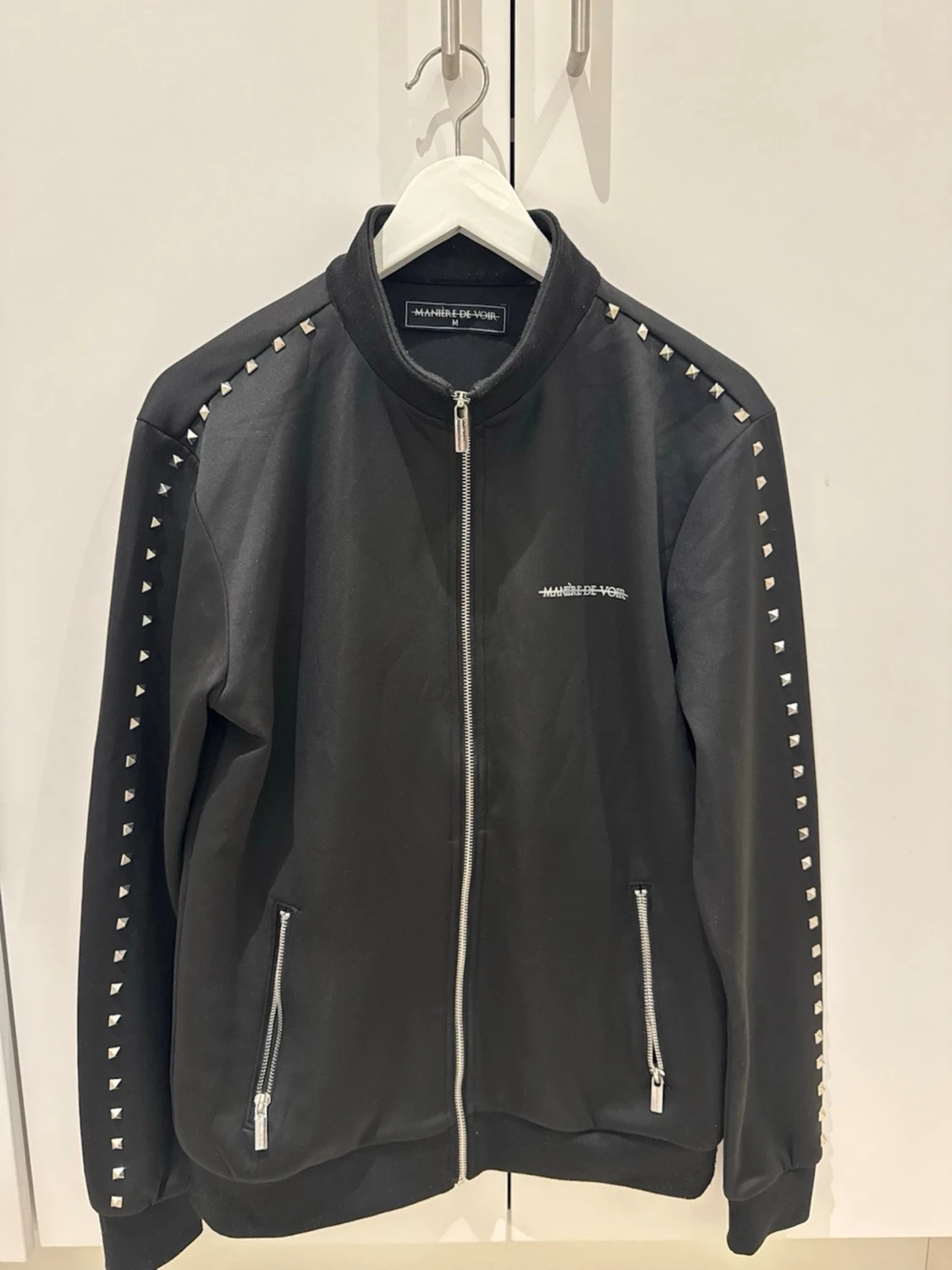 Svart bomberjacka med nitar