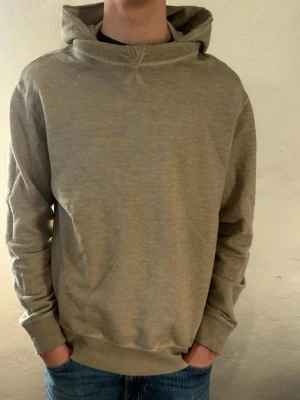 Dondup hoodie  - Hoodie från Dondup, storlek M, nytt skick, ny pris 2999kr vårt pris 399kr✅. Hör av dig vid funderingar📩