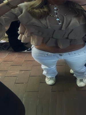 Zara volang tröja  - Säljer min Zara tröja som har volanger och vita knappar mer åt glansiga hållet. (Egna bilder) skriv till mig vid frågor💕 