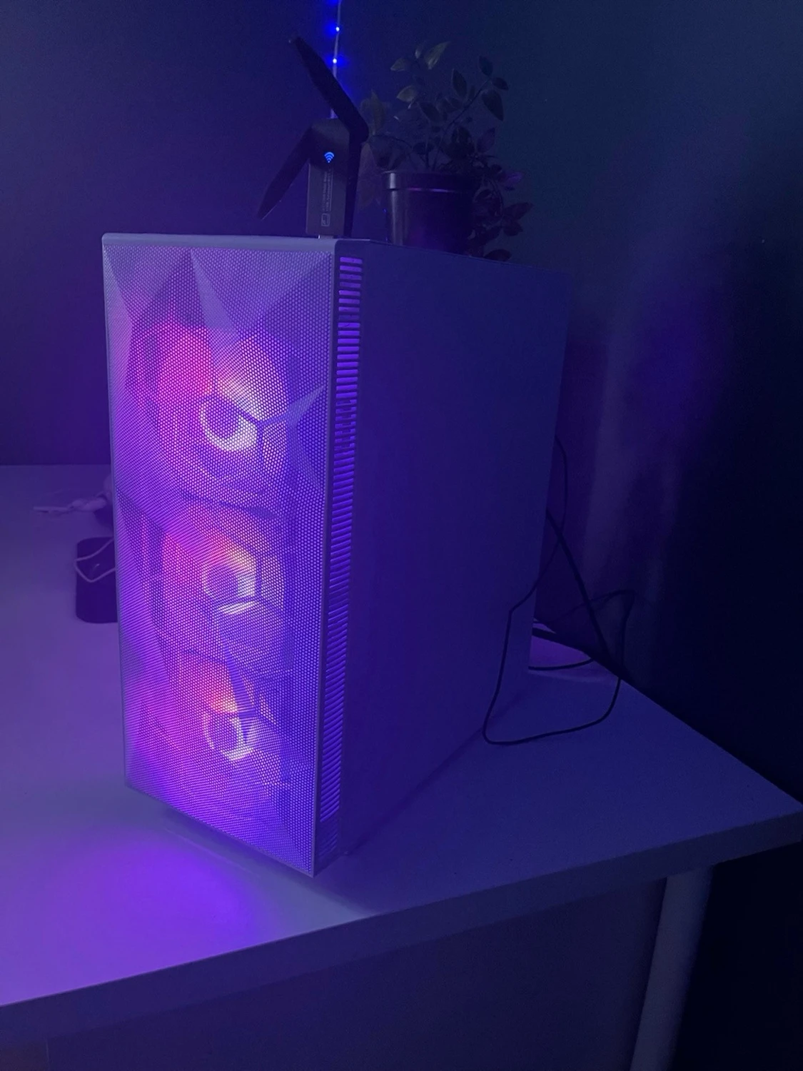 Vit gamingdator med RGB-belysning - 1