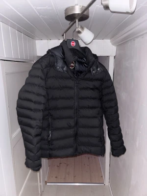 Svart pufferjacka från Colmar - Säljer en svart pufferjacka från Colmar. Jackan har dragkedja framtill och två sidofickor med dragkedja. Perfekt för kalla dagar och riktigt snygg till det mesta. Skick är som på bilden