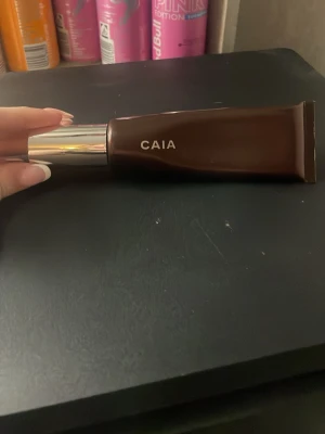 CAIA Bronzer Cape Town - Flytande bronzer från CAIA i nyansen Cape Town. Jag har bara testat den sp den ör sp gott som ny. Skriv om ni har några funderingar💕