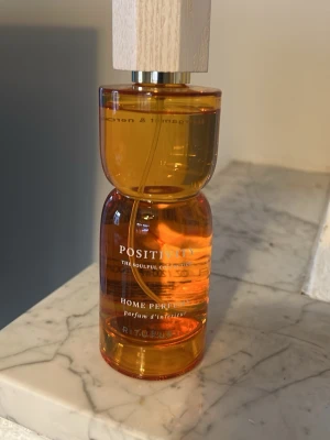 Rituals Positivity Home Perfume - Rituals Positivity Home Perfume från The Soulful Collection med doft av bergamott och neroli. Flaskan är orangefärgad med trälock och rymmer 500 ml. Perfekt för att sprida en fräsch och upplyftande känsla i hemmet.Doftar underbart! 😍 