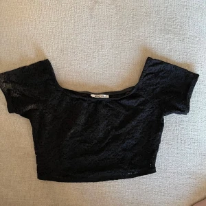 Gina Tricot spets-crop topp - Jättefin svart topp från Gina tricot. Stl s. Använd ett par gånger. 