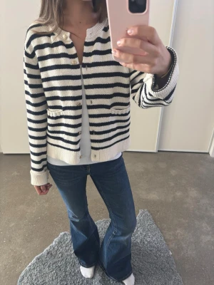 Randig stickad kofta  - Säljer en randig stickad kofta. Passar dig med storlek S/M