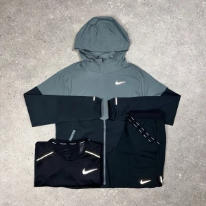 NIKE MILLER SET - 3 PIECE REPEL - Nike Miller – 3-delar Repel • T-shirt, shorts & windbreaker i matchande färg • Storlekar från XS till 2XL • Går också att få på activez,se