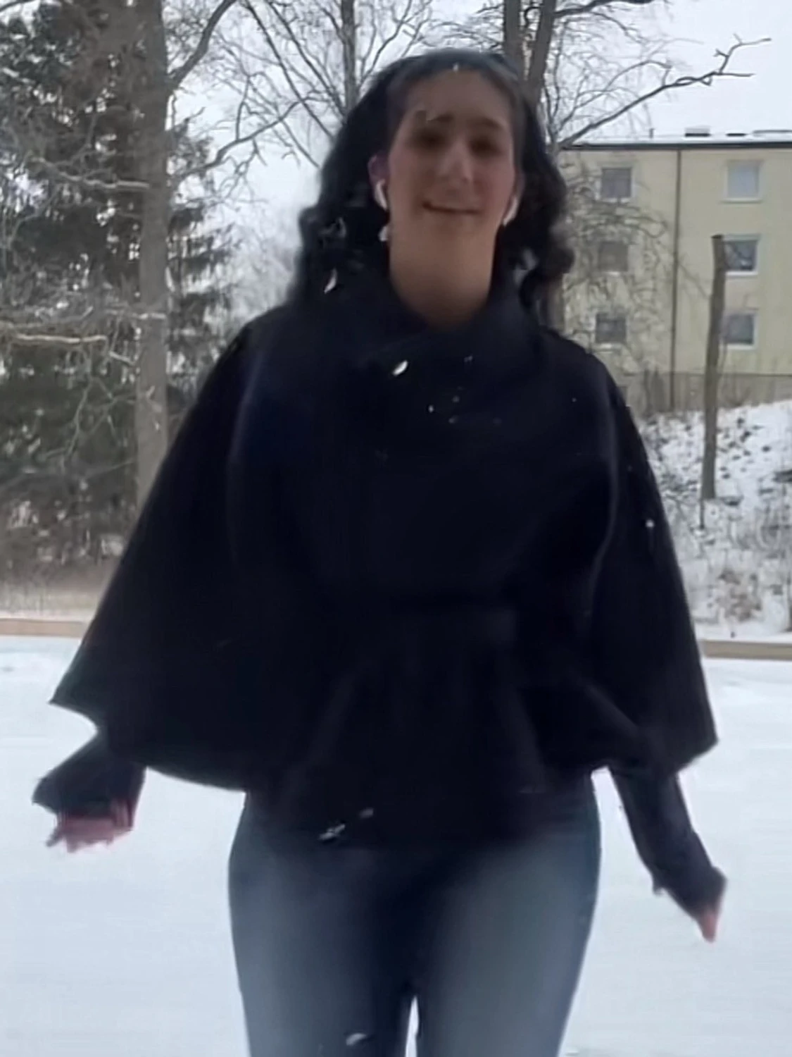 Svart ponchojacka med bälte