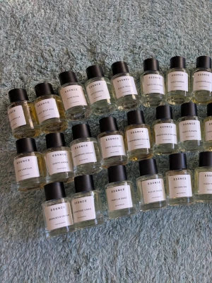 Essncesplit 🌞 - Just nu fri frakt 💜Splittar mina Essnceparfymer i glasdekanter med spray ✨️Säljer ej hela flaskan ✨️3 ml-32 kr,5 ml-52 kr 10 ml-100 kr✨️Se listor bland bilderna vilka som finns tryck på bilderna för att se all text ✨️Skriv vilka du önskar så lägger jag ut som ett nytt paket 💜Obs se även mina andra splitannonser för samfrakt 💜