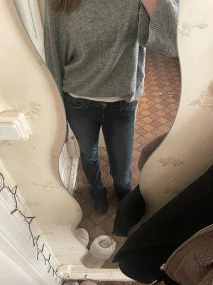 Mörkblå jeans från Lee bootcut - Säljer ett par mörkblå bootcut jeans från Lee då dom inte kommer till användning. Dom är uppsrättade vid benen och insydda i midjan, men annars är dom väldigt fint skick