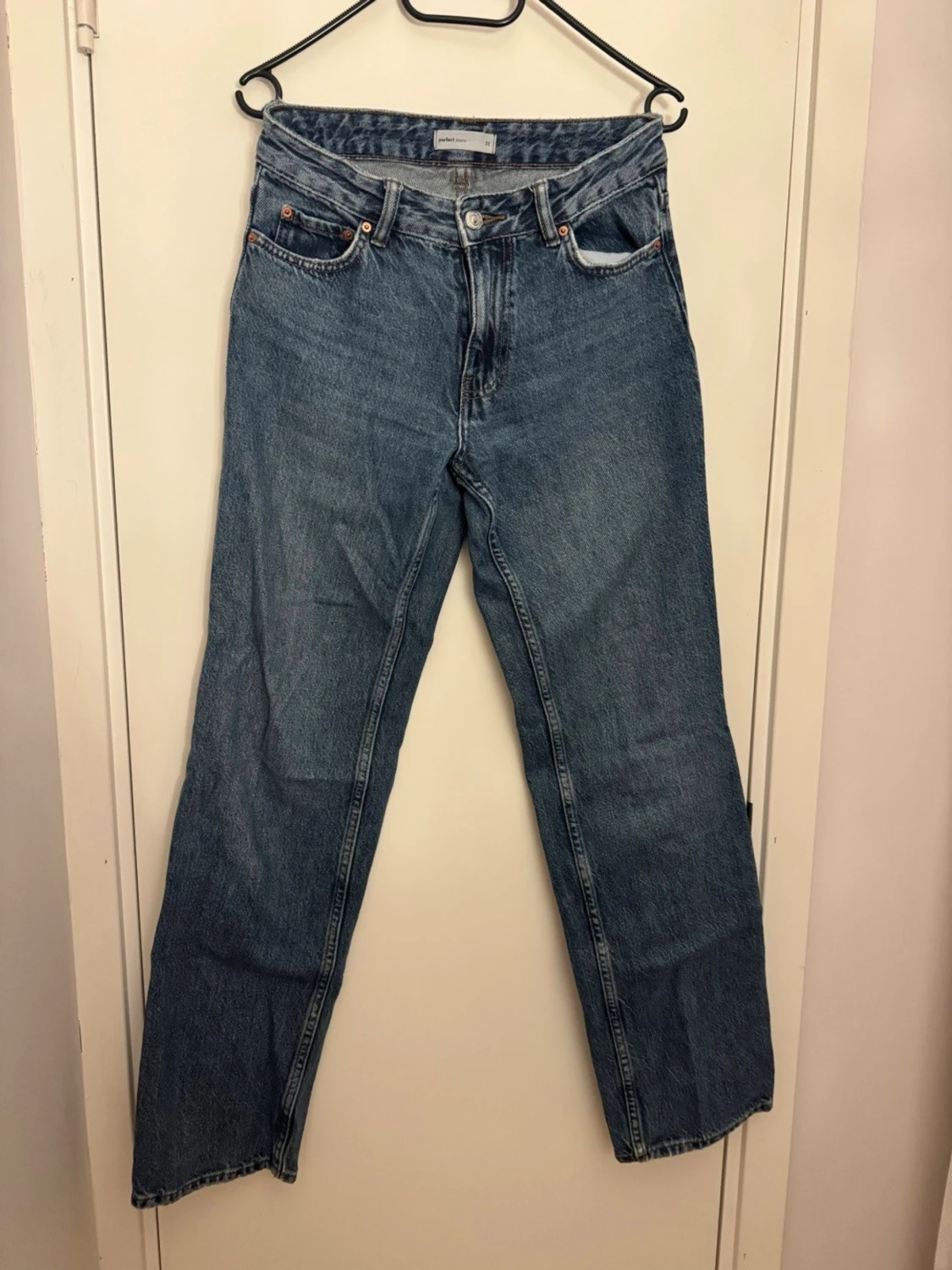 Blå raka jeans från ginatricot - 1