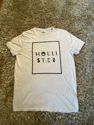 Vit t-shirt från HOLLISTER - Vit T-shirt från HOLLISTER i fint skick. Skriv vid funderingar🙌