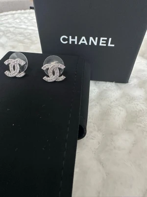 CC - CC örhängen, stainless finns även i guld version!💕