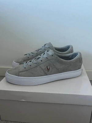 Gråa mockasneakers från Polo Ralph Lauren - De är i väldigt bra skick. Säljer på grund av att de inte passar mig längre.                                                       Skick: 8/10 Storlek:43 fraktas samma dag 📦 