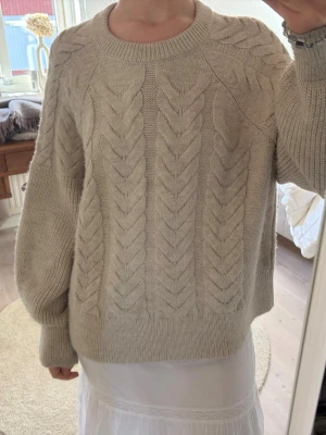 Beige kabelstickad tröja - Mysig beige kabelstickad tröja med rund halsringning och breda ärmar 💕 Tröjan har inga defekter och har används fåtal gånger 💓
