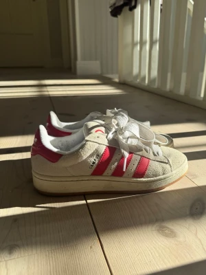 Adidas Campus (beige/röd) - Säljer dessa Adidas Campus sneakers i beiget med röda detaljer. Storlek 38 och endast använda ett fåtal gånger. Säljer då de inte kommer till användning. 