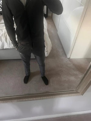 Under armour tracksuit - Grå underarmour track suit som inte använts så mycket och är i relativt bra skick