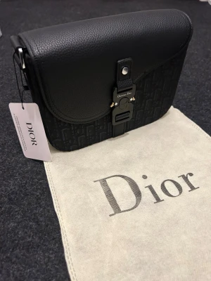 Medium saddle bag herr - Helt ny väska. Skicka meddelande vid frågor. Kolla även in mina andra annonser.