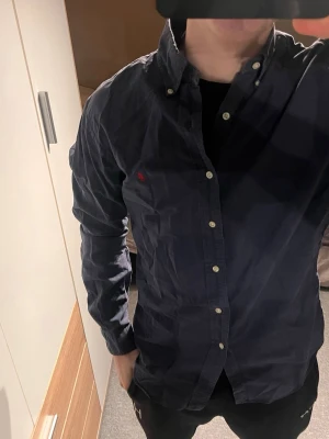 Blå skjorta från Ralph Lauren Slim Fit - Fet skjorta från Ralph Lauren. Den är i storlek M. Bra skick på denna och kostar 299! Modellen 181, 77kg